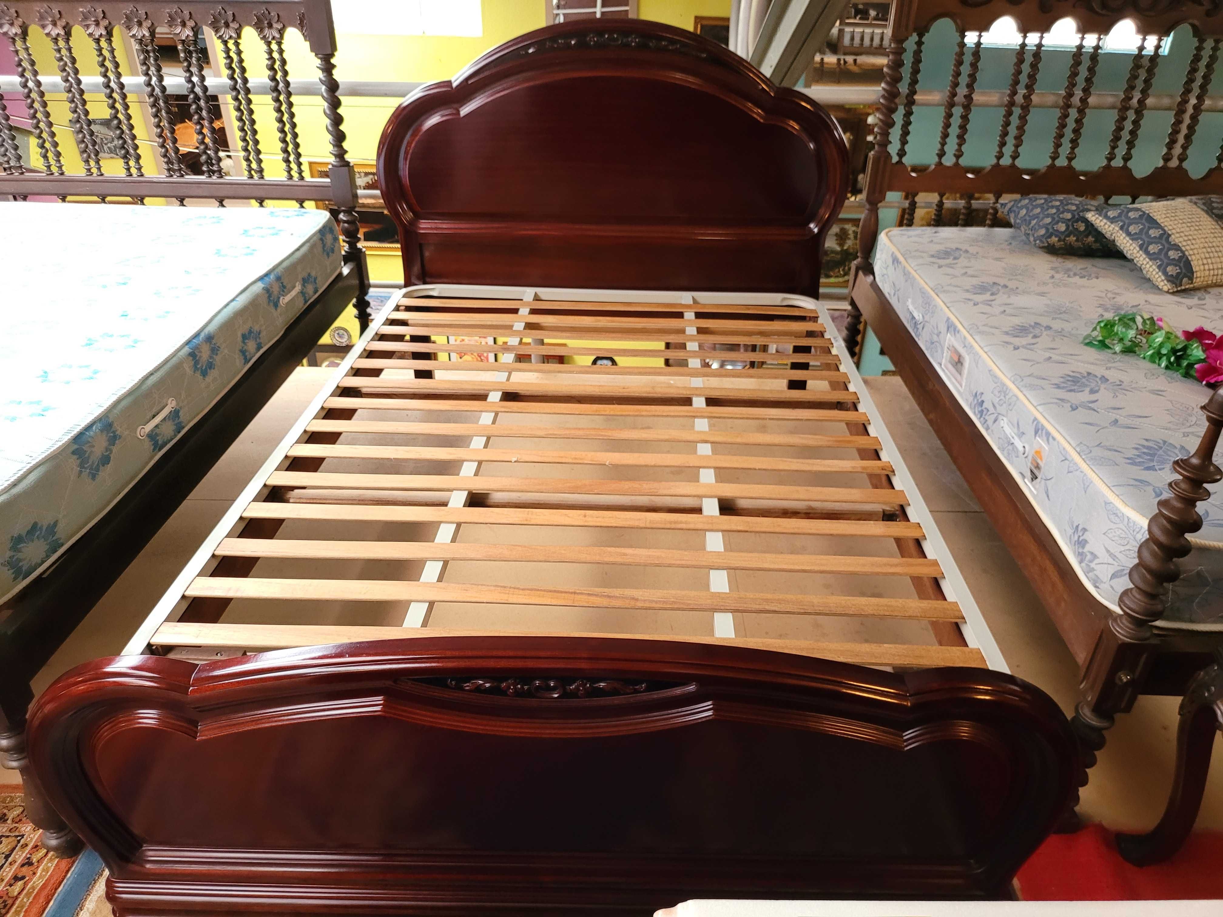 Excelente cama em madeira com estrado - óptimo estado