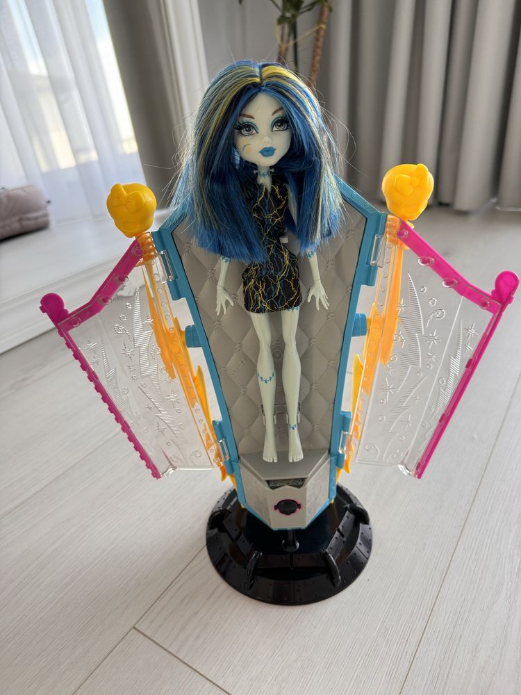 Monster High лялька Френкі Штейн і Станція Підзарядки