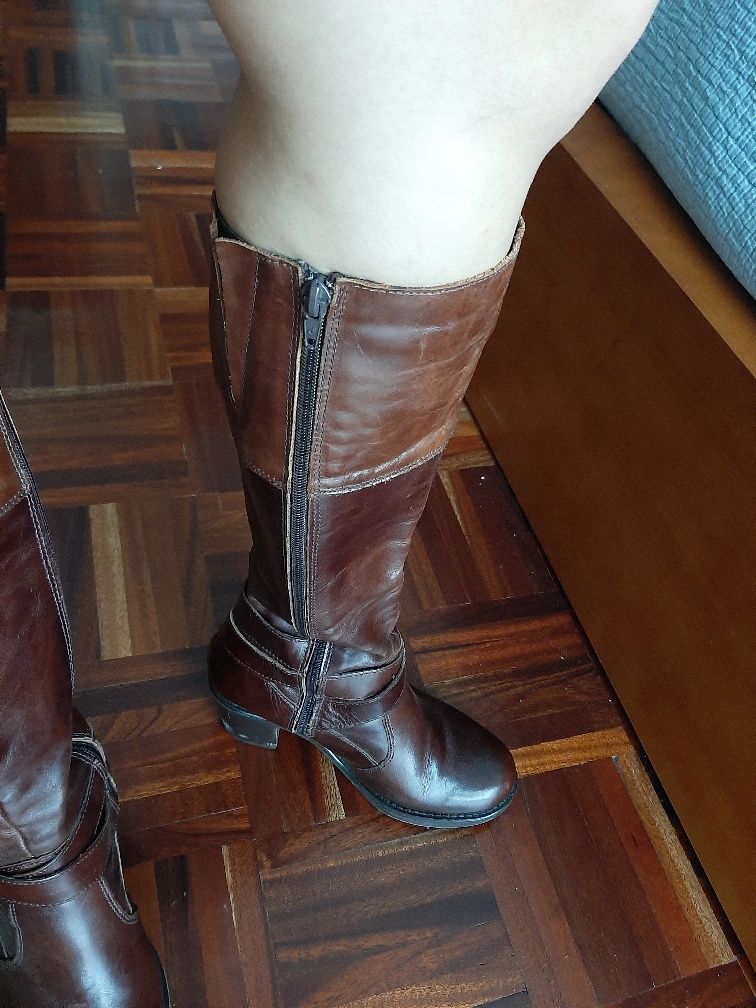 Botas cano alto praticamente novas