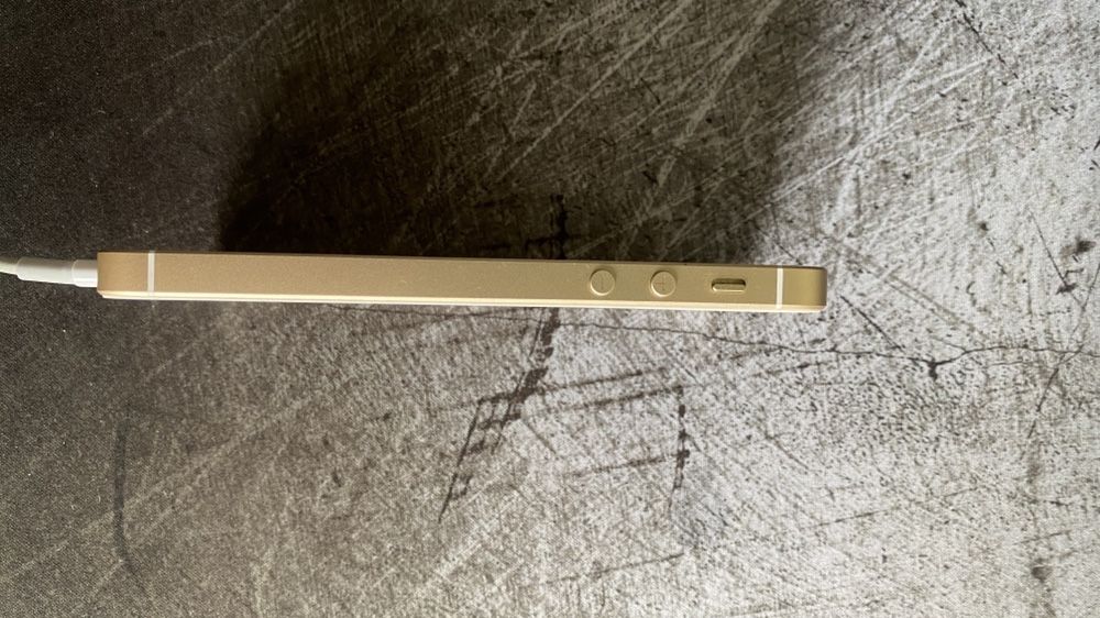 IPHONE SE 32GB Gold + za darmo 6 Etui (bateria do wymiany)