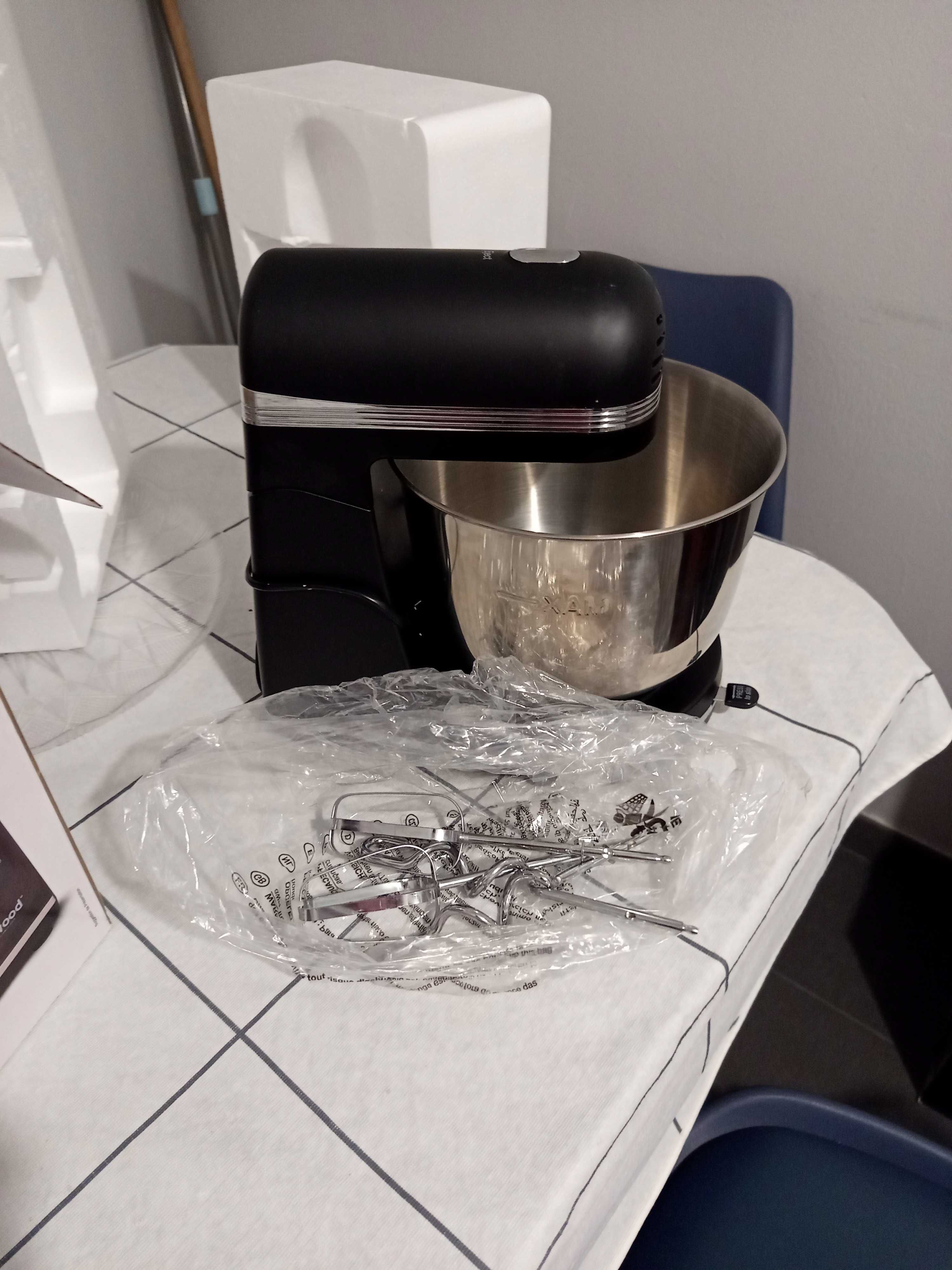 Panela de pressão elétrica na caixa , batedeira na caixa