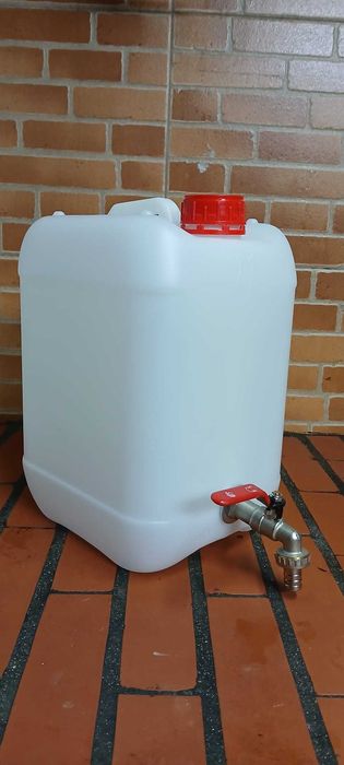 Vendo Jerrycans 10L com torneira — Novo