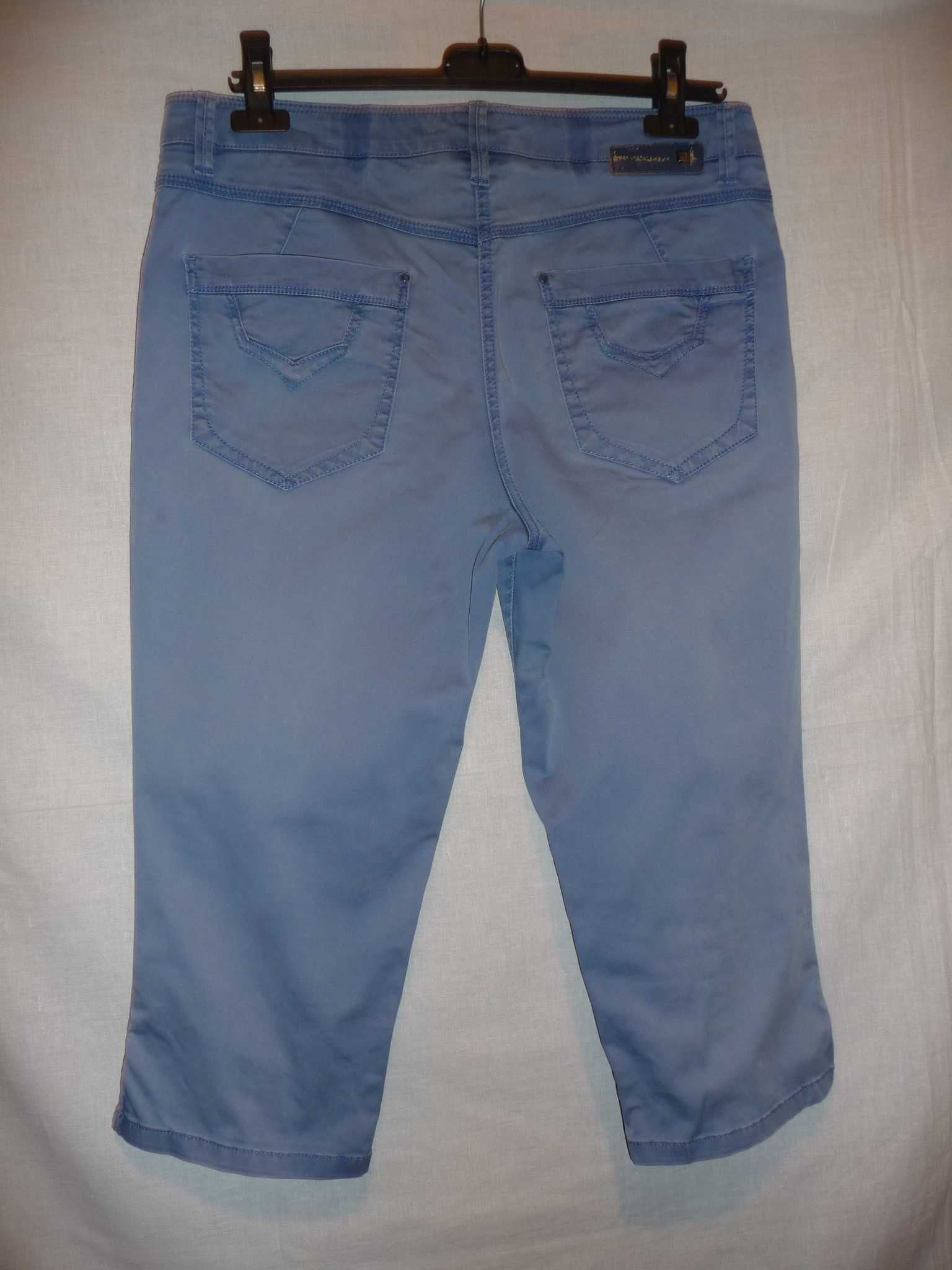 Spodnie 3/4 firmy Jocavi w błękitnym kolorze.
