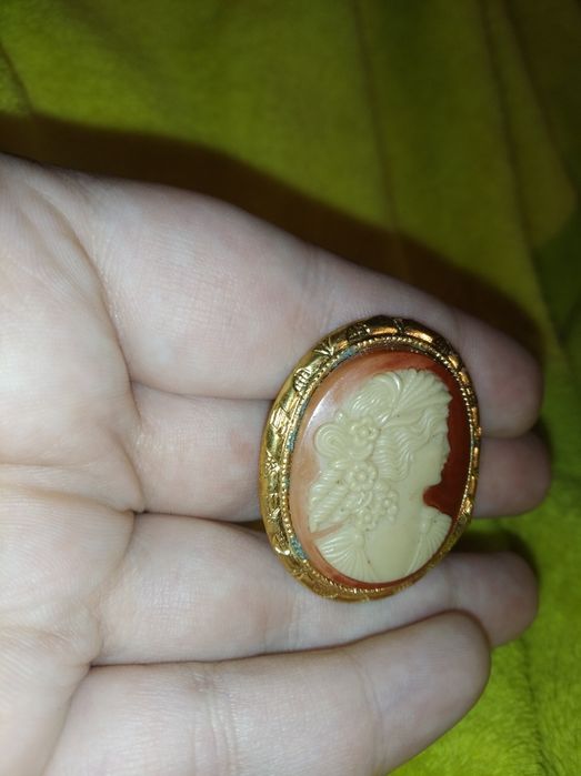 Брошь каменная винтаж СССР ГДР женщина в раме бордовая камень