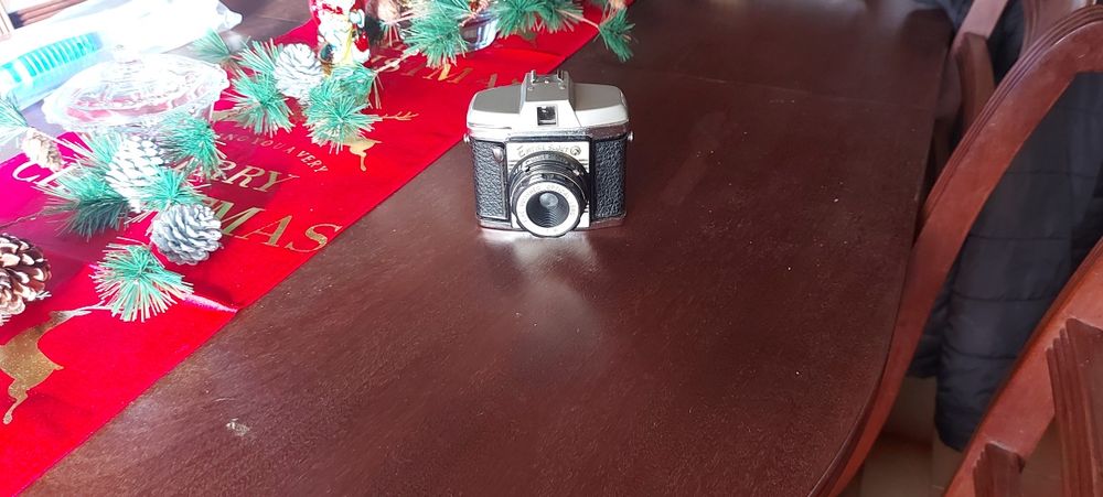 Televisor vintage e maquina fotográfica