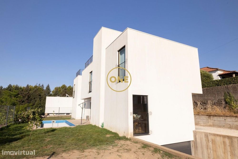 Moradia Com Piscina Privada e Arquitetura Contemporânea