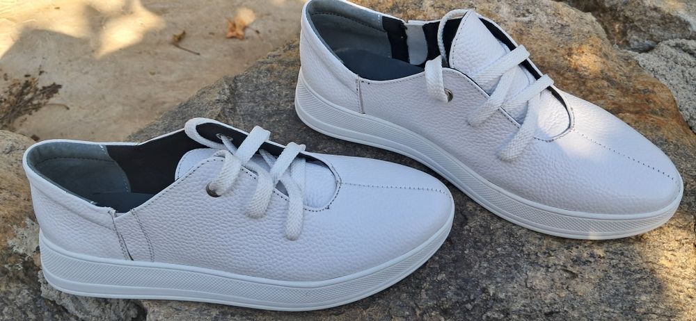 Шкіряні,спортивні туфлі.коляр:белій,чорний,червонийй