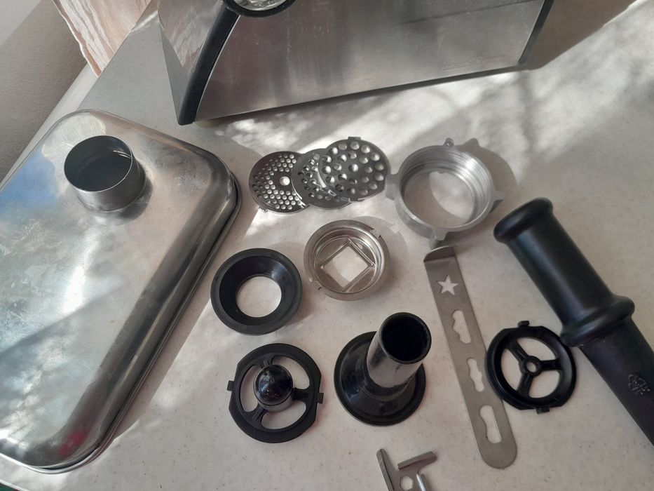 Електром'ясопубка з різними насадками