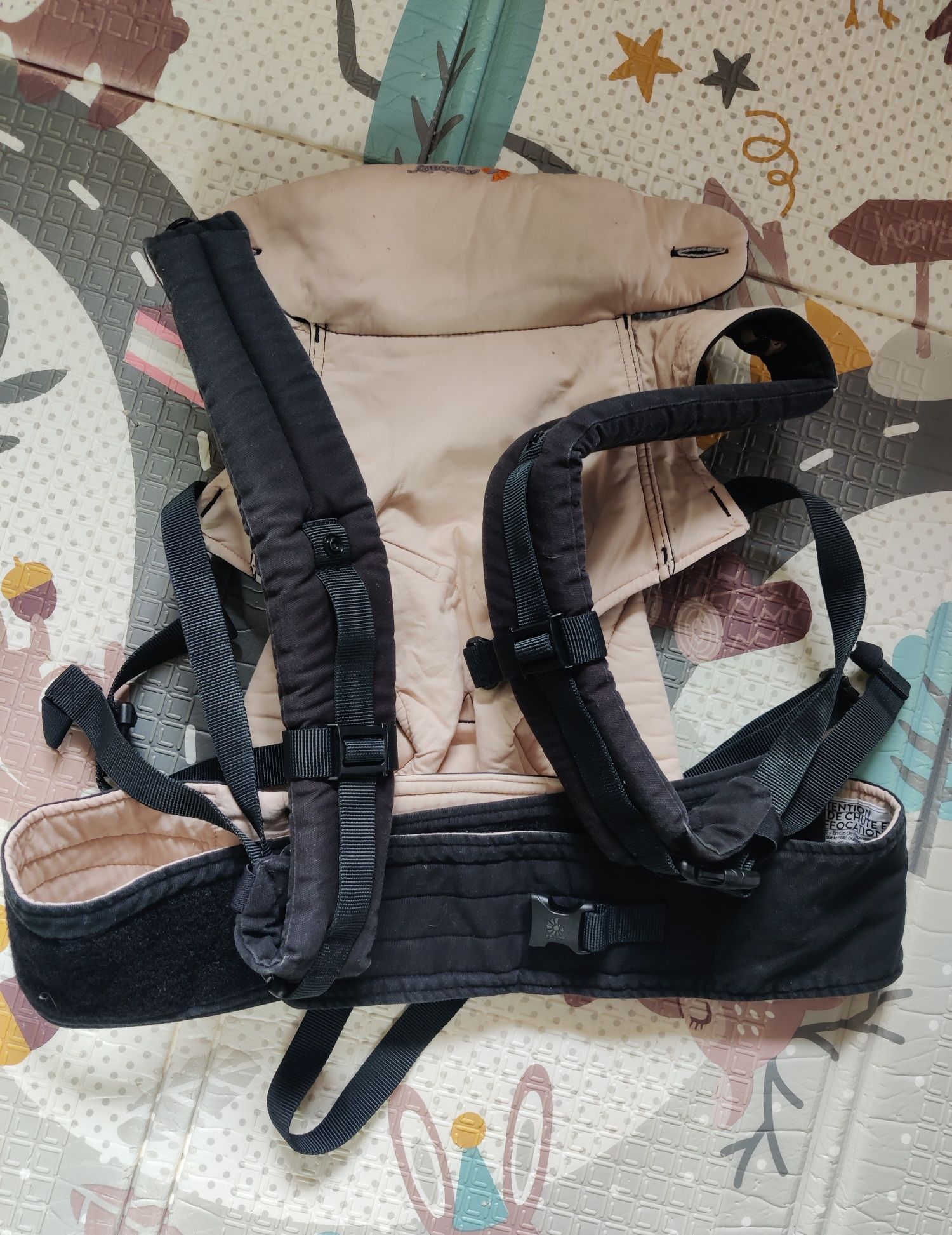 Mata edukacyjna Little Dutch, nosidło  Ergobaby, buty Emel