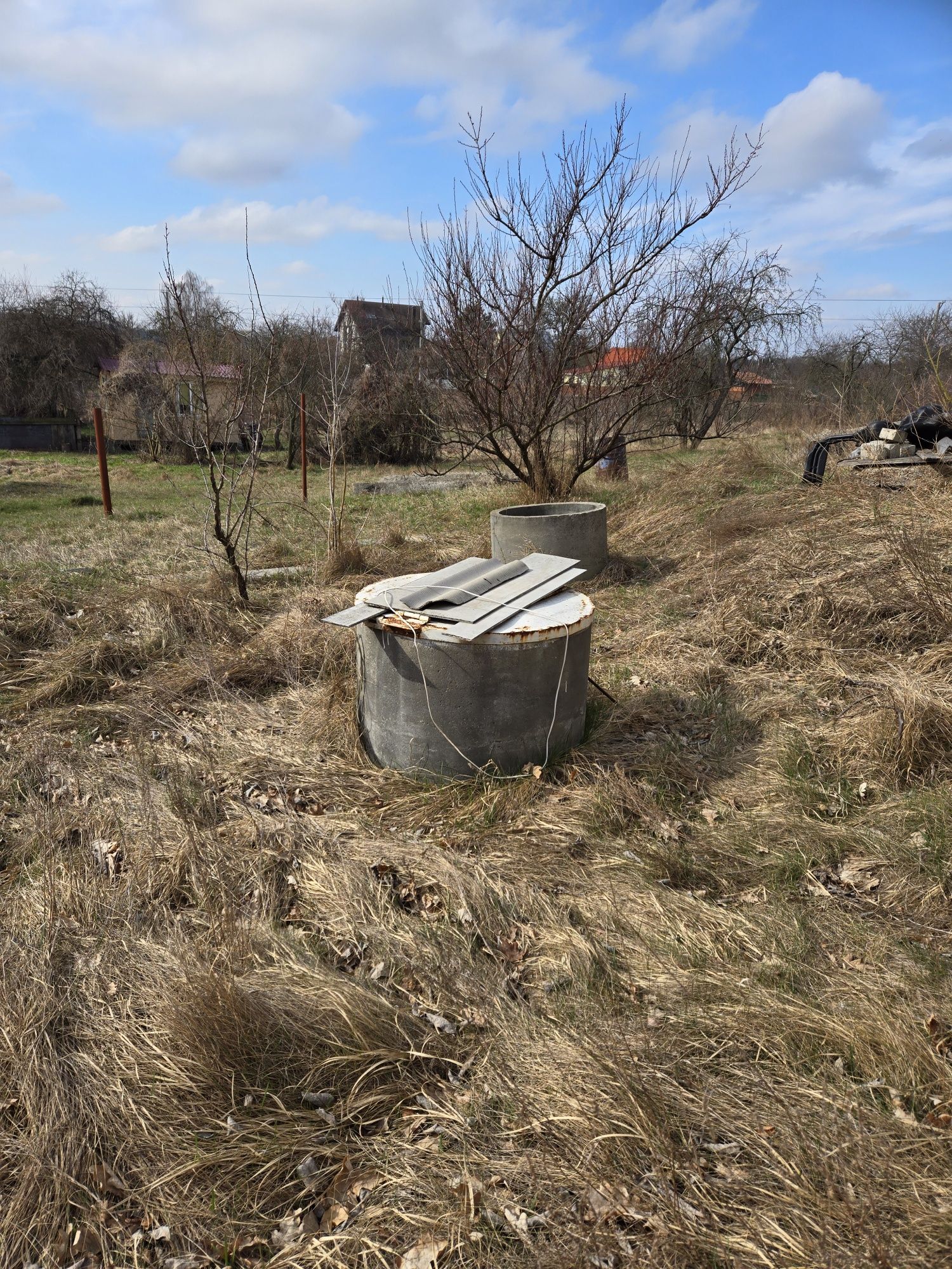 Продам участок з будинком 2х-м