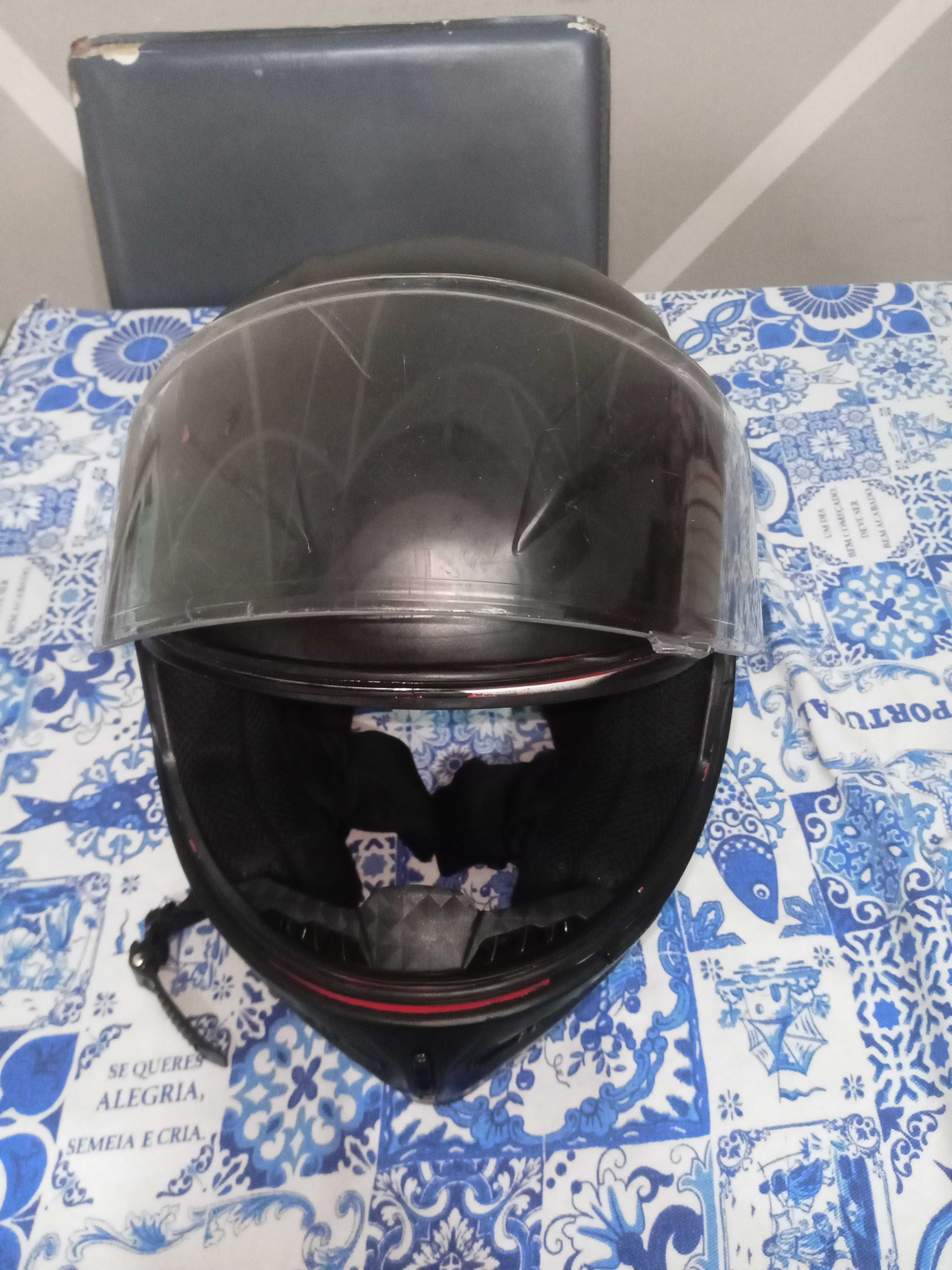 Capacetes em estado razoável