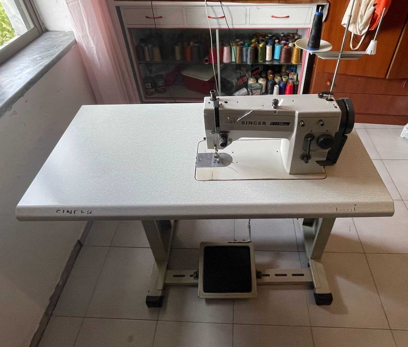 Máquina de Costura Profissional Singer