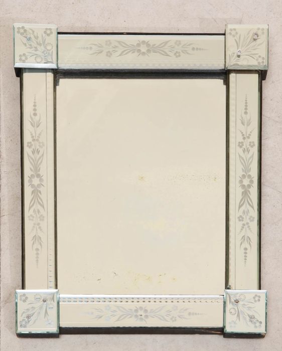 Espelho com moldura em madeira