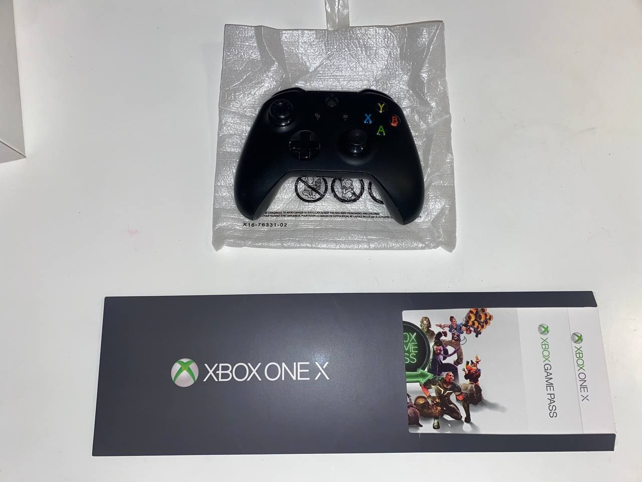 Xbox One X 1TB + 2 pady + GTA V | Stan bardzo dobry