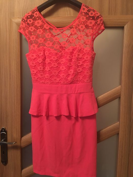 Sukienka z baskinką