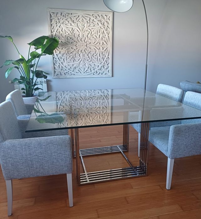 Mesa de vidro com pés em aço inoxidável