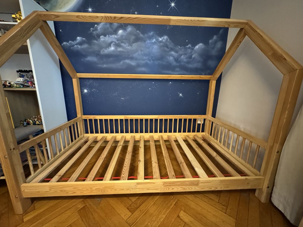 Śliczne łóżko  typu domek