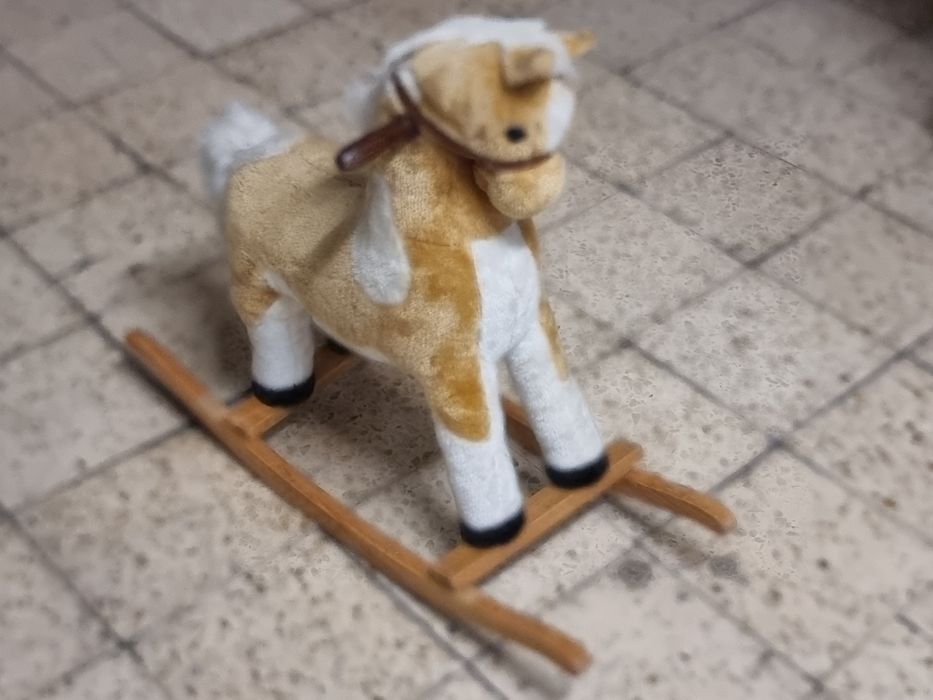 Cavalo de baloiço criança