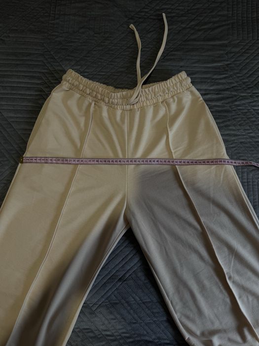 Бежевий жіночій костюм