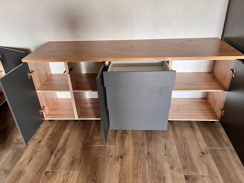 Zestaw używanych szafek kuchennych z blatem i zlewem – nowoczesny styl