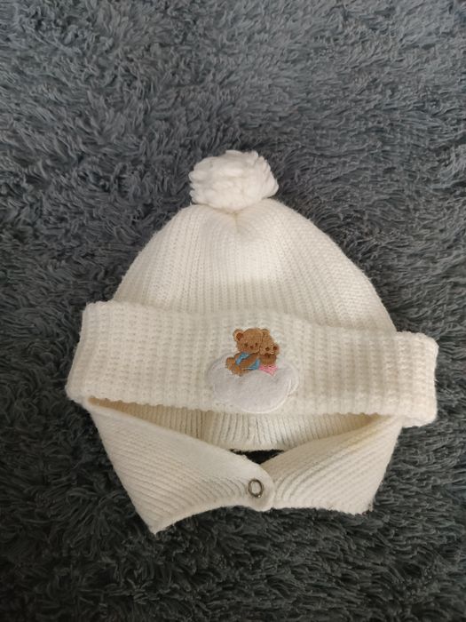 Czapeczka z misiem, zapinana pod szyja