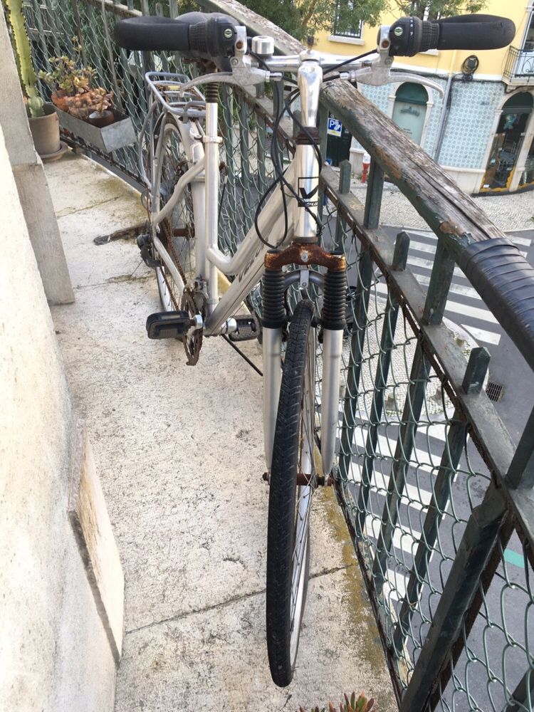 Bicicleta de senhora marca Velor mudanças Shimano cidade/passeio