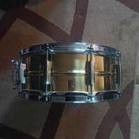 Snare: Pearl Sensitone Custom B-5514 14" x 5,5"