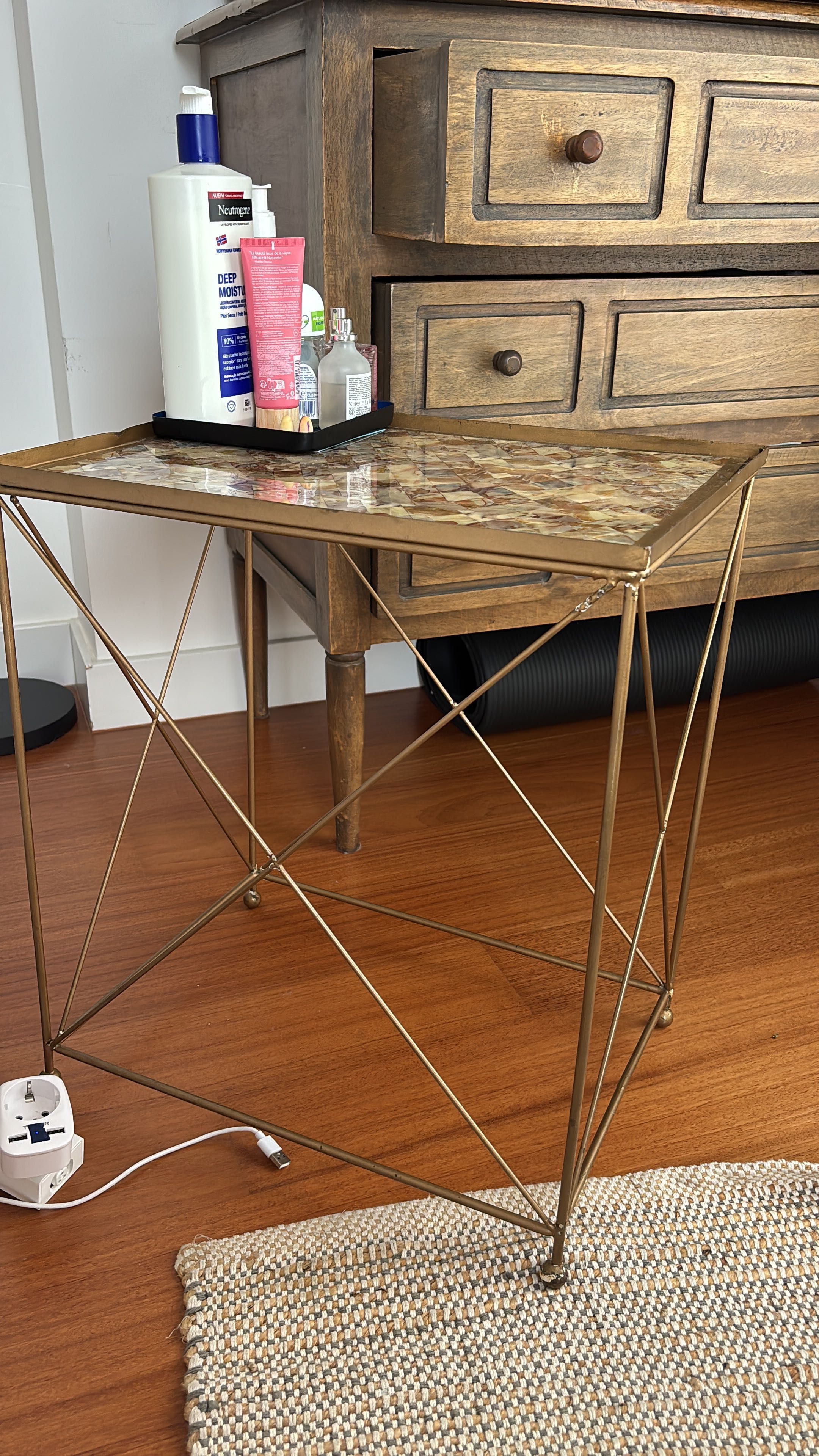 Mesa auxiliar com desenho geométrico