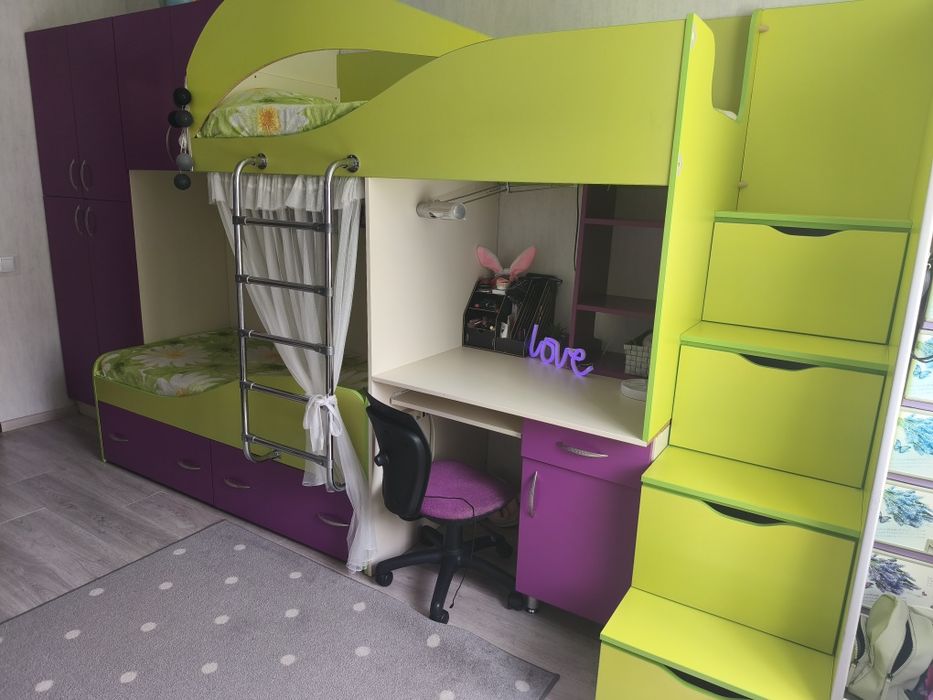 Меблі в дитячу кімнату (ліжка, шафа)