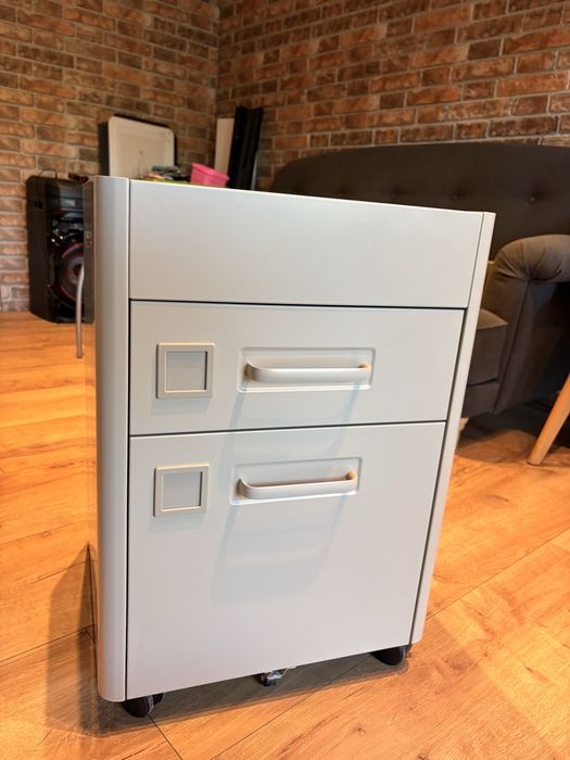 Ikea idasen kontenerek pod biurko