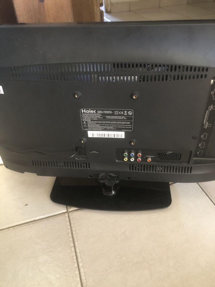 Tv Haier pequena