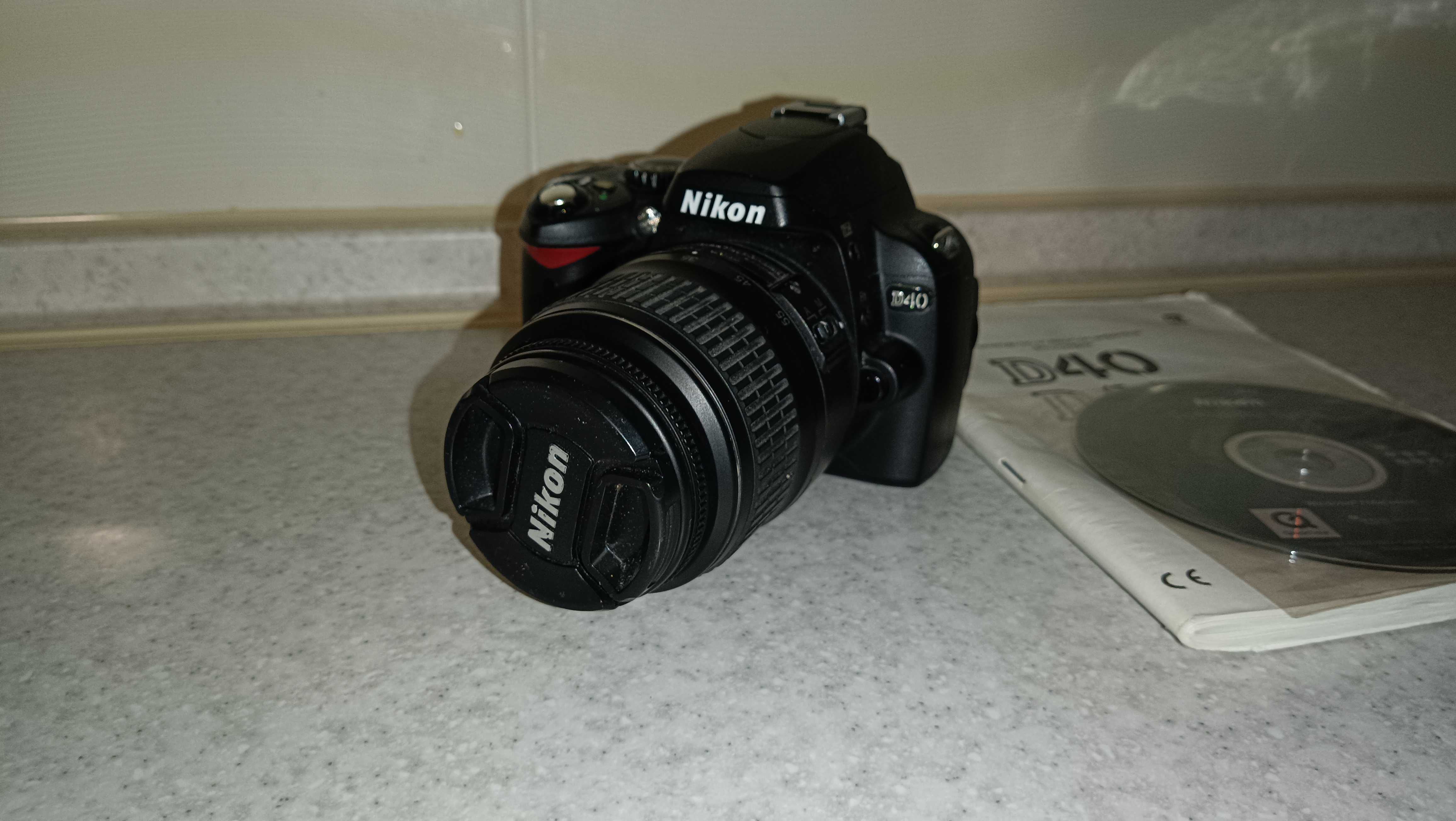 Цифрова дзеркальна фотокамера Nikon D40 з об’єктивом в повній комплект