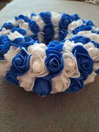 Obręcz - wianek z niebieskich i białych różyczek