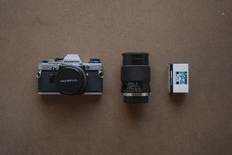 Máquina analógica Olympus + 2 lentes + filtro