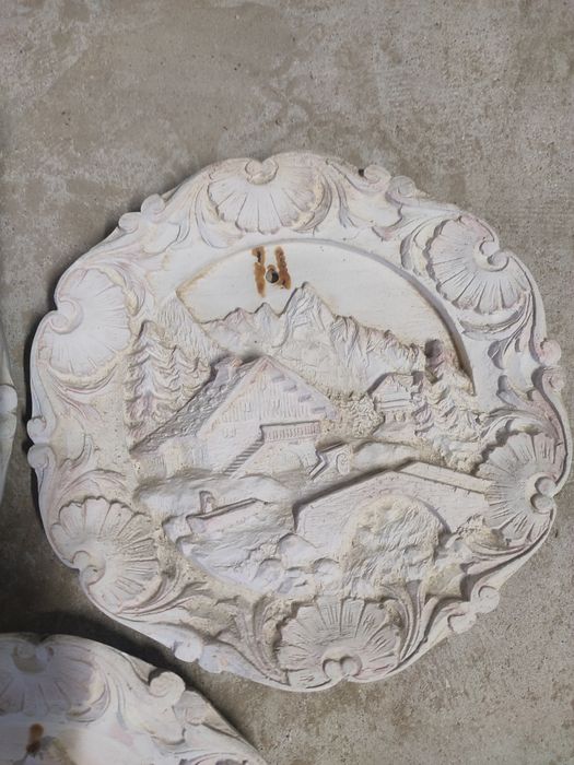 Conjunto de três quadros em gesso alusivos a paisagens suíças