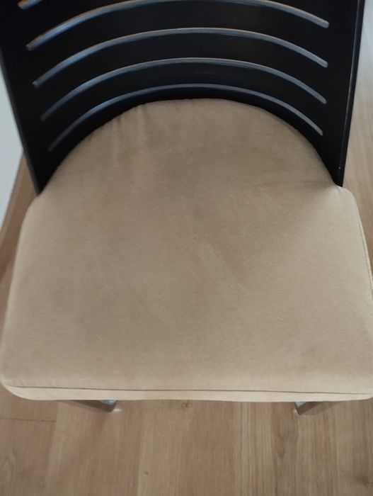 Cadeiras em wengue com forro em bege