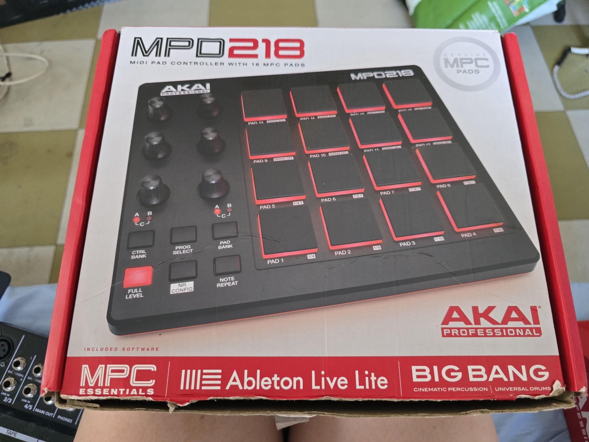 Akai Professional MPD218 controlador MIDI-USB com pads.