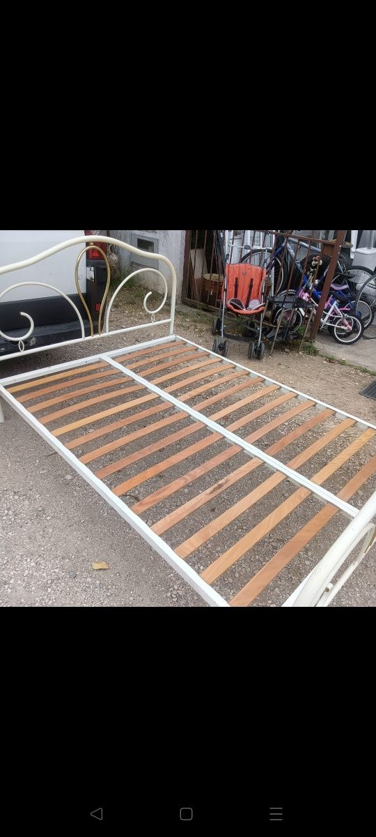 Cama de casal em ferro com estrado