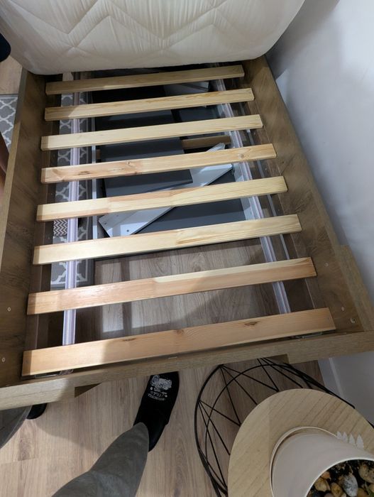 Łóżko z materacem