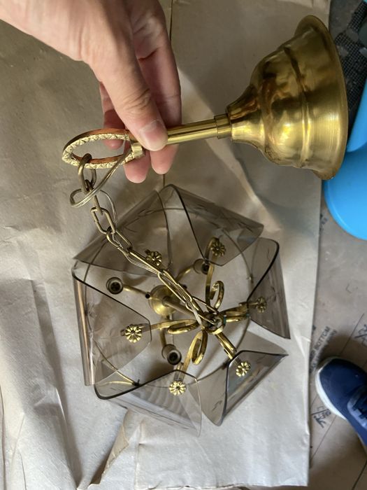 Candeeiro de teto antigo para três lâmpadas