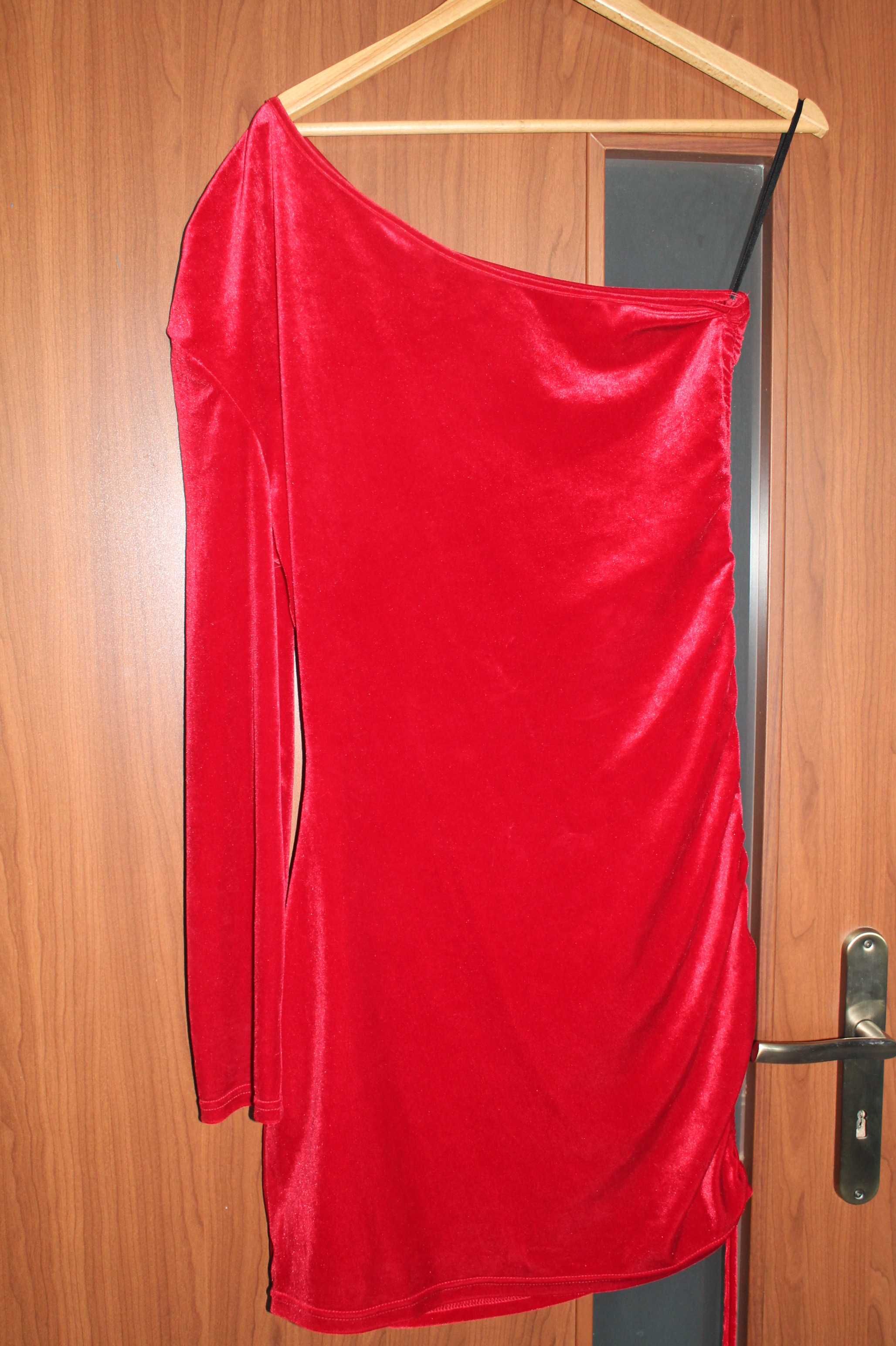 Czerwona sukienka na jedno ramię
