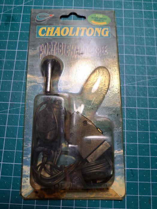 Kit mãos livres antigo para telemóveis Motorola.