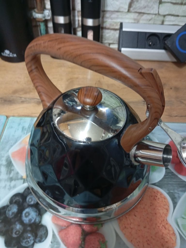 Czajnik czarny gustowny tradycyjny