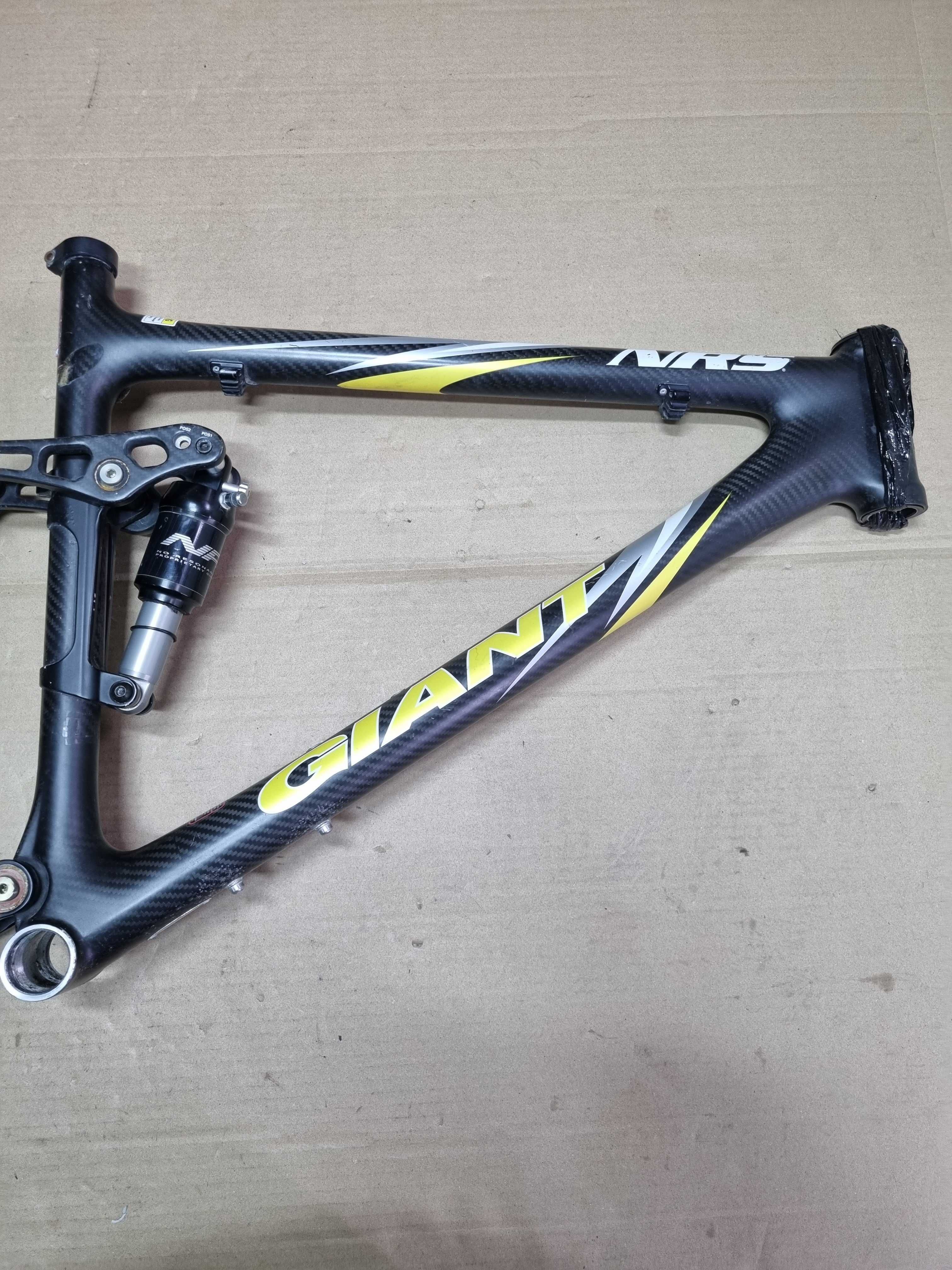 Rama typu full Giant NRS Carbon, pod 26