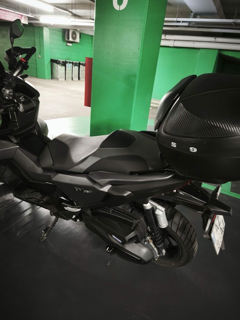 Honda ADV 350 + caixa