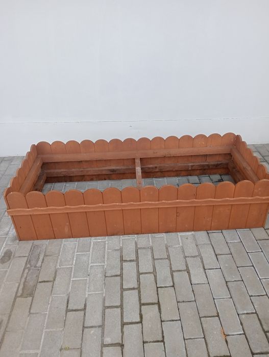 Drewniany nagrobek obudowa grobu płotek grób tymczasowy drewniane obrz