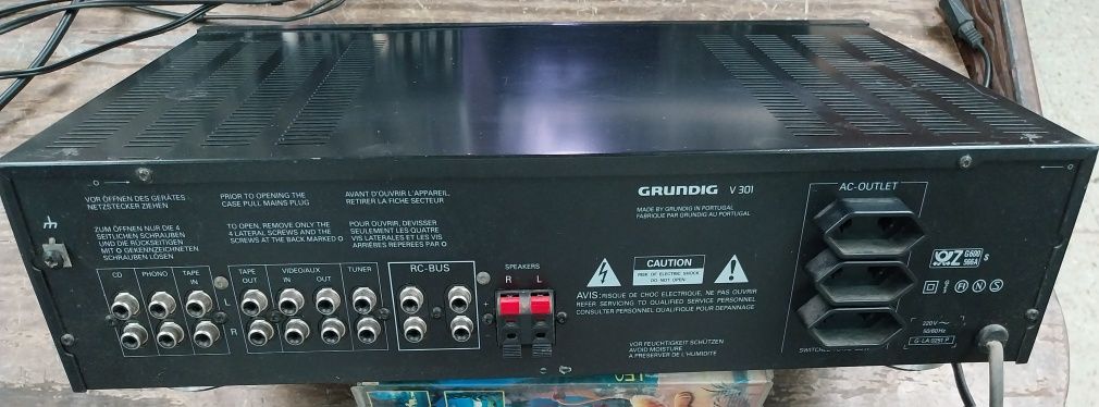 Amplificador de som da marca GRUNDIG v301