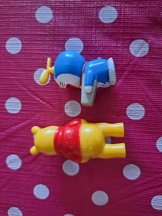 2 bonecos - Winnie + Doraemon