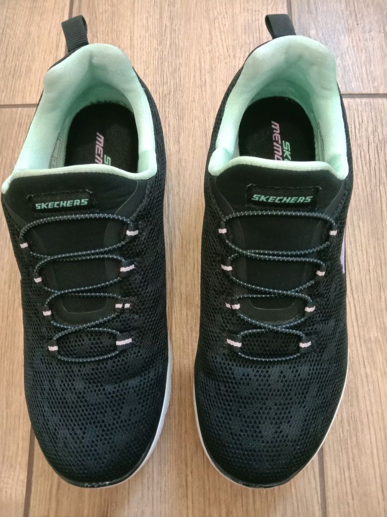 Кросівки Skechers.