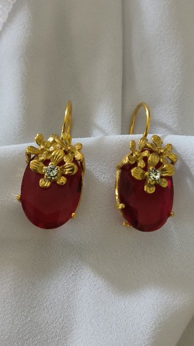 Brincos em prata dourada com pedra vermelha